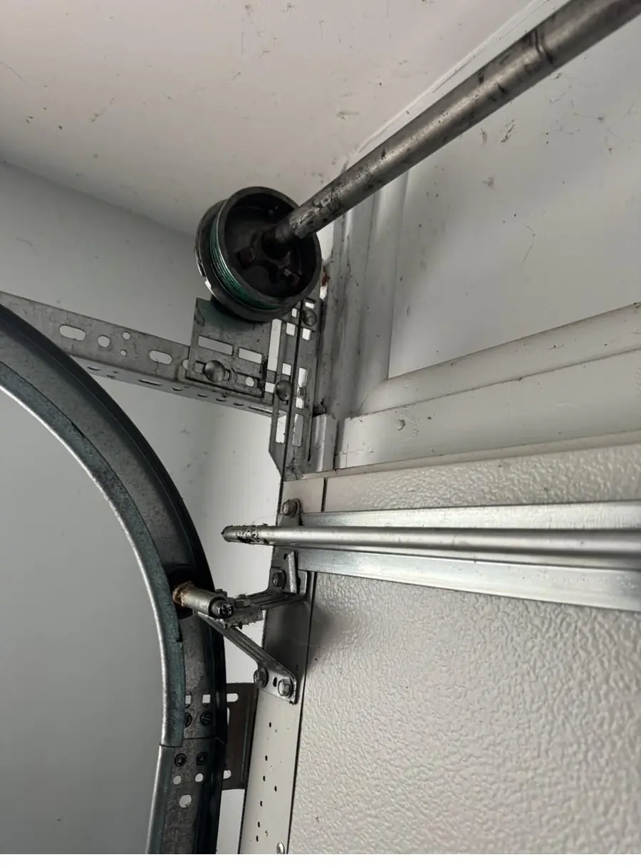 Lift cable wound on the cable drum at the end of the torsion shaft